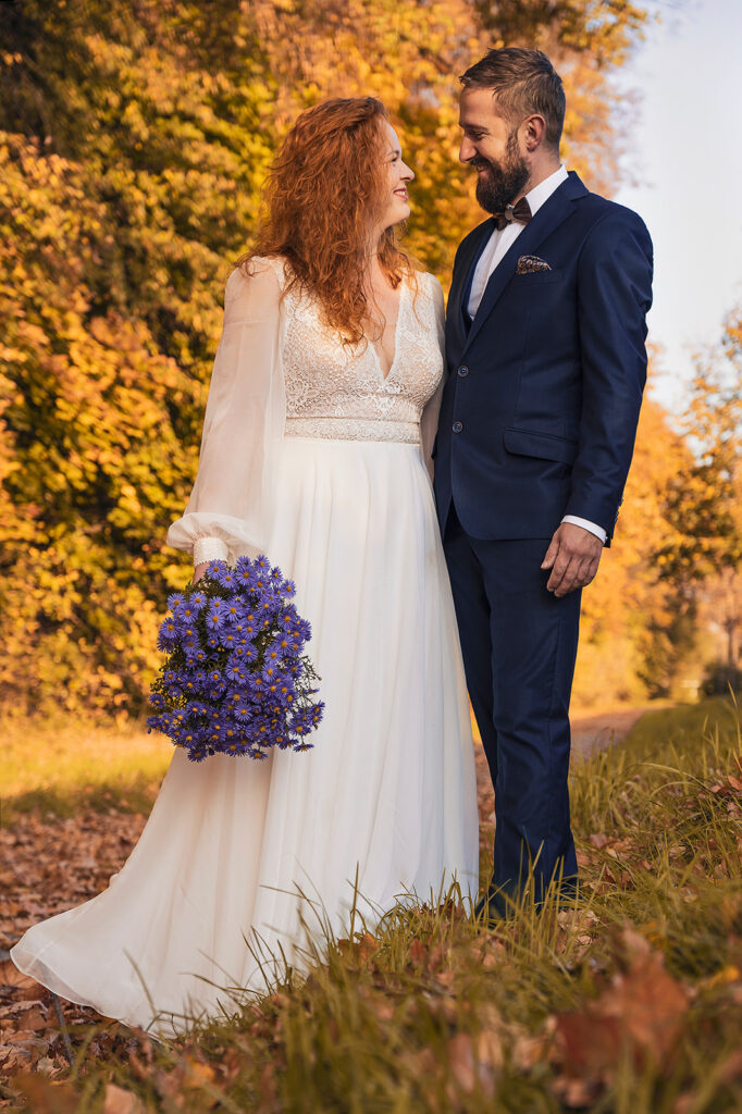 Suknia ślubna Kraków – romantyczna stylizacja w jesiennej sceneri