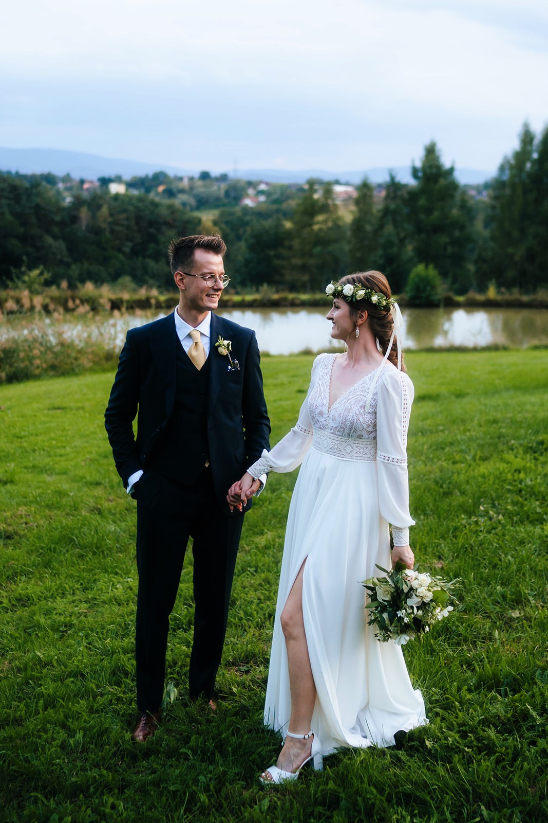 Szycie sukien ślubnych Kraków – romantyczna suknia boho w plenerze